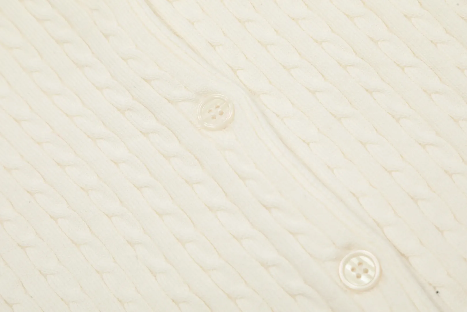 🅿️210 "Top quality" Style number: DS005# (not off the shelves all year round) [Ralph Lauren round neck solid color pony embroidered logo knitted cardigan long sleeves] ✅Ralph Lauren classic basic versatile twist knitted cardigan long sleeves ✅Main supplier platform live broadcast Wholesale entities Replenish when out of stock Not off the shelves ✅ZP quality 1:1 version Scan the code to enter the GF website Counter quality ✅Details and quality are the only one in Guangzhou. Imported quality cotton yarn, focusing on high-end, cost-effective, good quality needless to say. ✅The same style as Zhao Lusi is really amazing, so sweet, so beautiful. This cardigan is really good-looking. Rose red and white label Big red and blue label